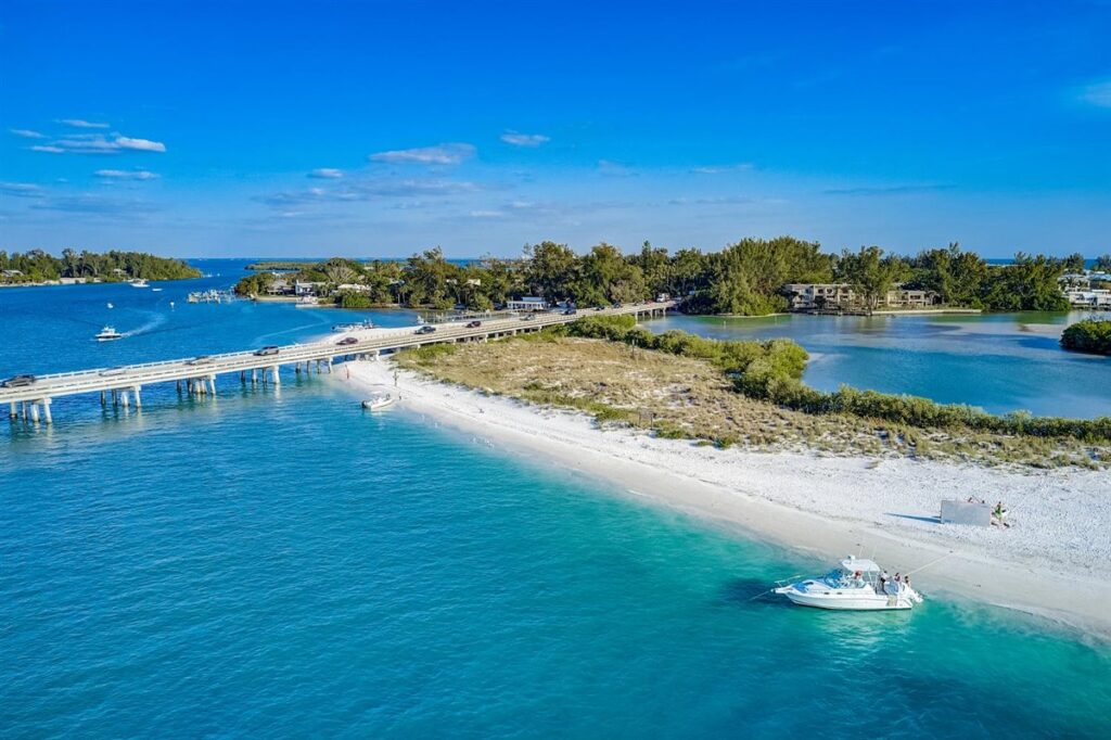 The north end of Longboat Key's beautiful blue green waters encourages you to savor the quiet simplicity of each moment.