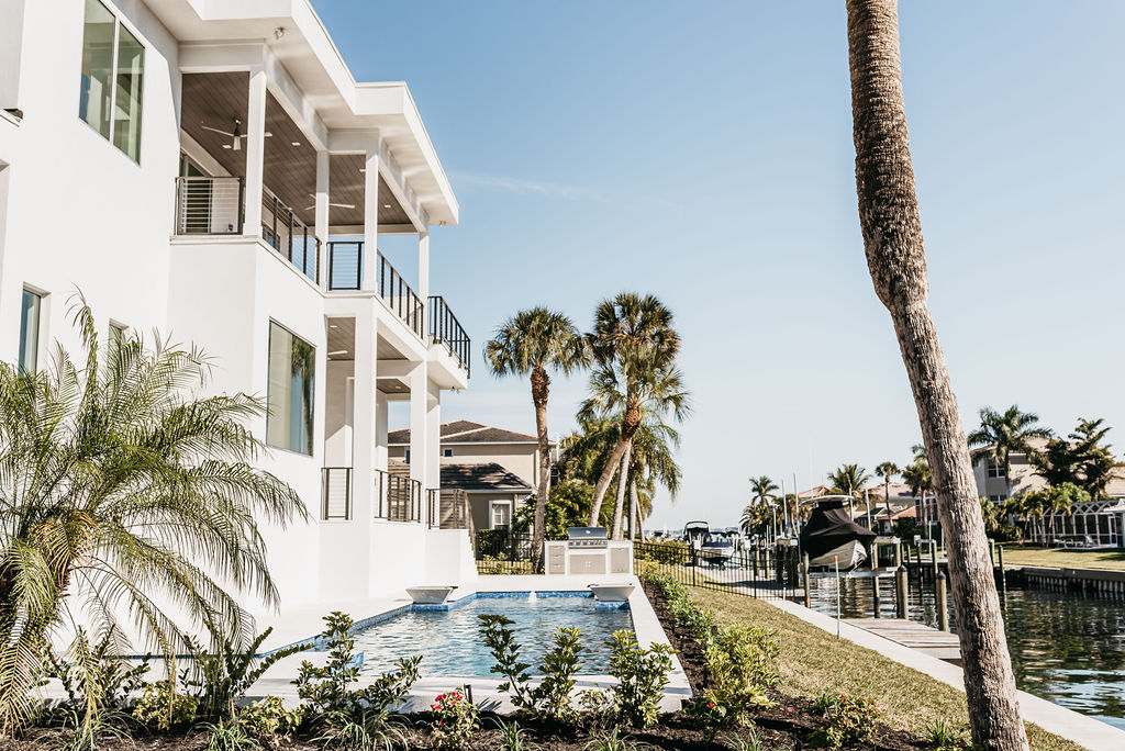 A photo of a contemporary two story, single family home with cable railings in Longboat Key, Florida